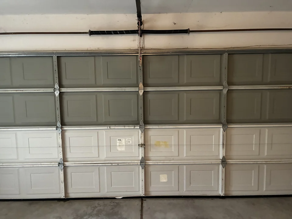 Set of new hinges installed